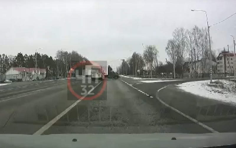 Момент столкновения «скорой» и грузовика под Брянском попал на видео
