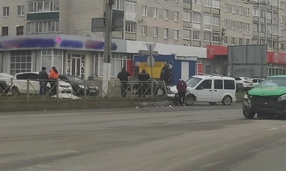 В Брянске возле Самолета автомобиль протаранил дорожное ограждение