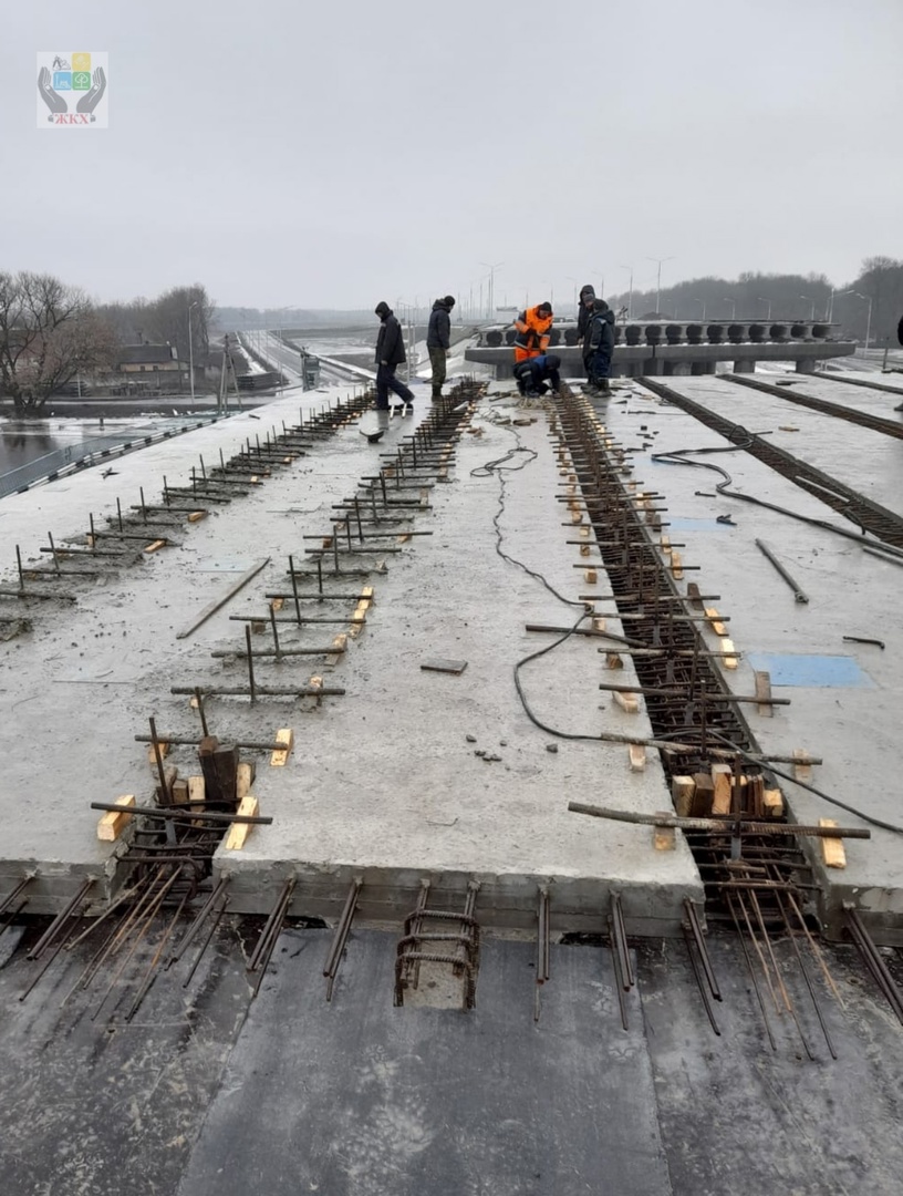 В Брянске на строительной площадке Славянского моста подходят к завершению работ по монтажу пролёта N 8