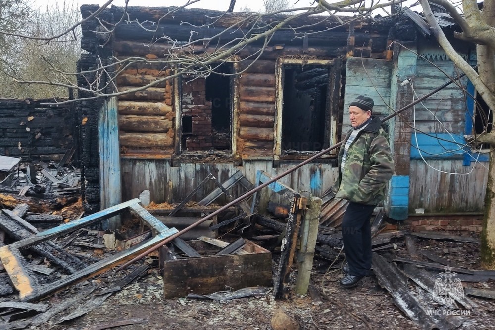 Житель Суражского района спас из пожара пожилую женщину