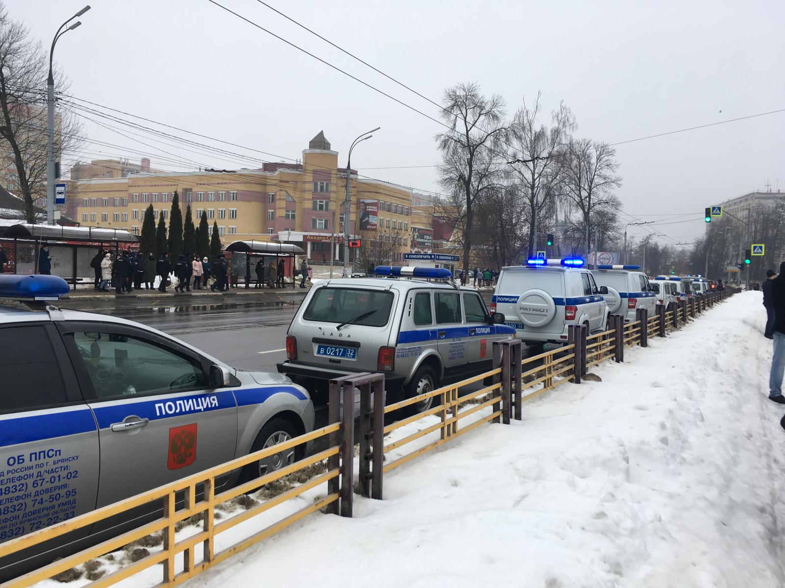 В городе Брянске полицейские оцепили двор дома на улице Брянского Фронта
