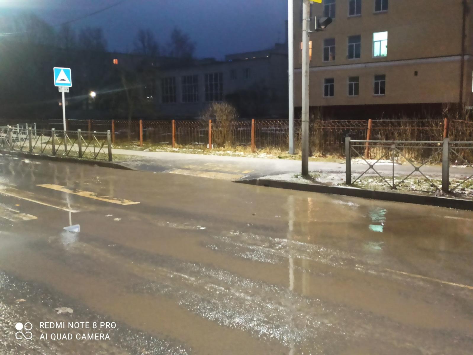 Пешеходный переход возле школы №25 в Володарском районе Брянска ушел под воду