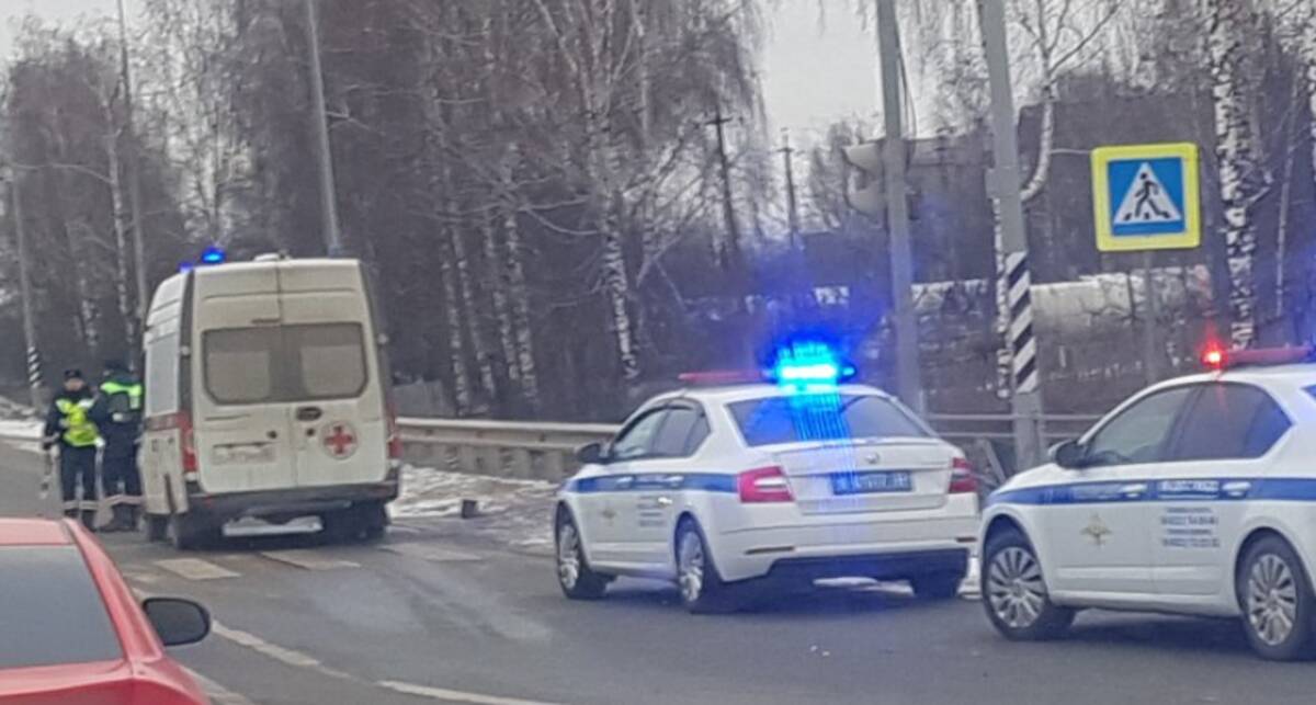 Под Брянском на повороте на Добрунь автомобиль скорой помощи попал в серьезную аварию