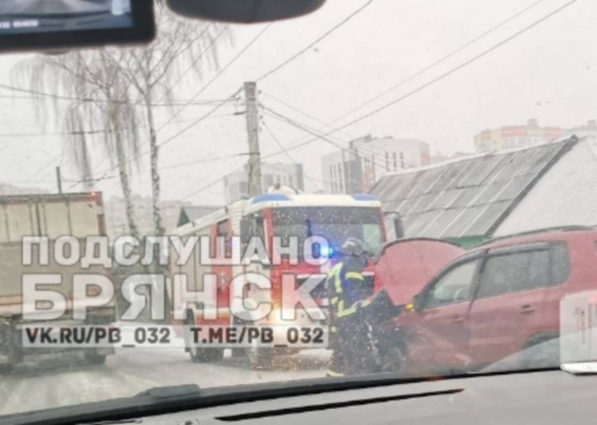 В Советском районе Брянска на улице Бежицкой произошла серьезная авария между двумя легковыми автомобилями
