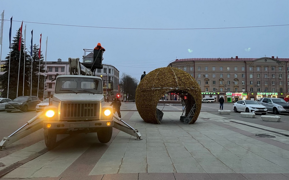 На площади Ленина в Брянске демонтируют новогодние инсталляции
