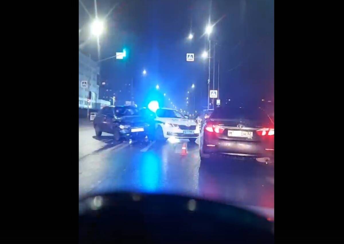 В Советском районе Брянска полицейская машина столкнулась с ВАЗом