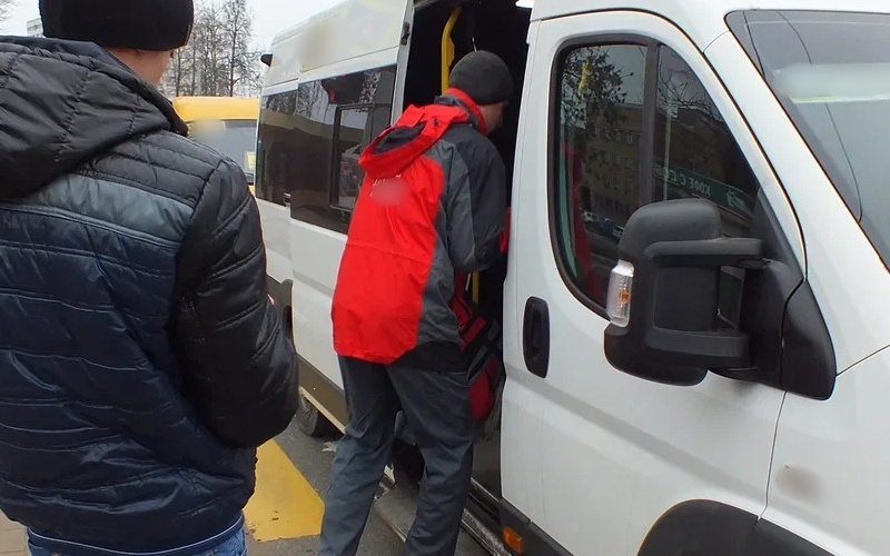 Жители Брянска пожаловались на агрессивного водителя маршрутки №49