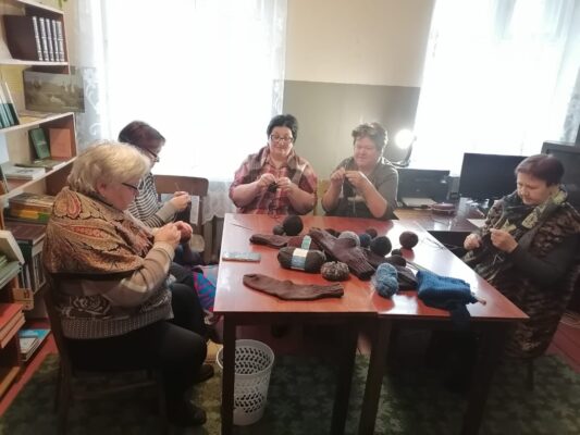 Жительницы села Сновское Брянской области вяжут носки для участников СВО