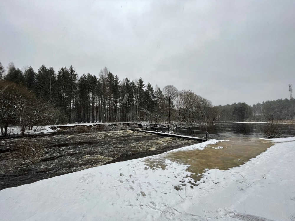 Возле Белобережского санатория разбушевавшаяся Снежеть едва не снесла плотину