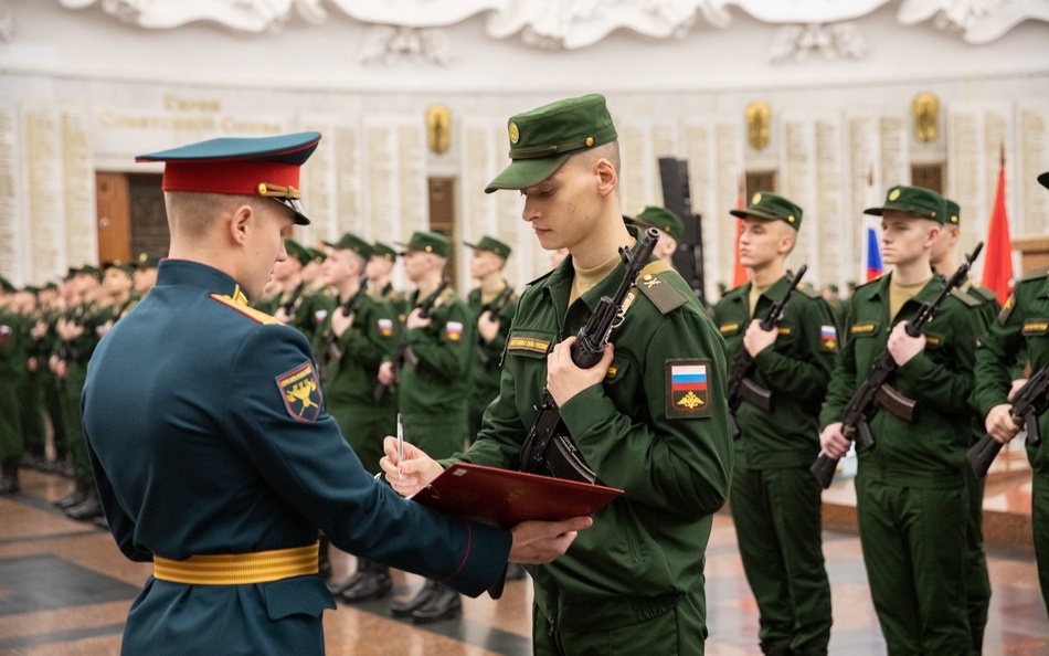 Брянские новобранцы Преображенского полка приняли присягу в Музее Победы