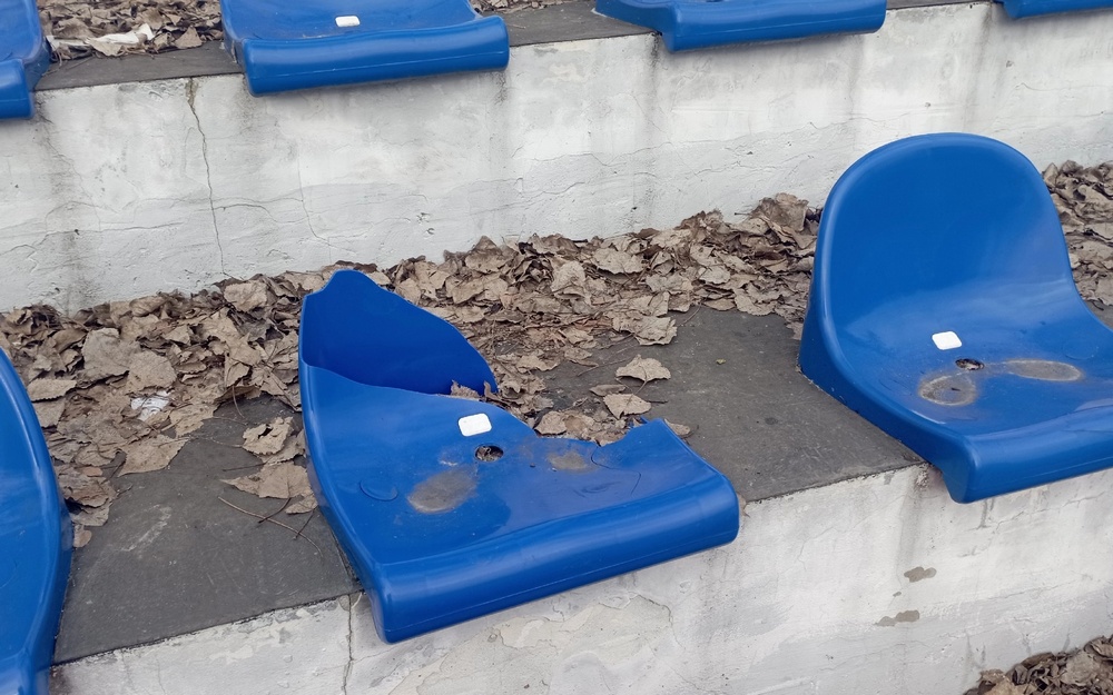 В брянском Локте разгромили сиденья на центральном стадионе