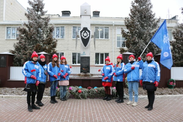 В Комаричском районе волонтеры и юнармейцы благоустраивают памятники