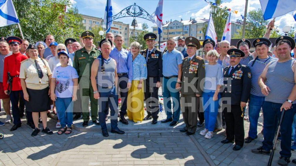 В Клинцах празднование Дня ВМФ началось с шествия к памятнику морякам»