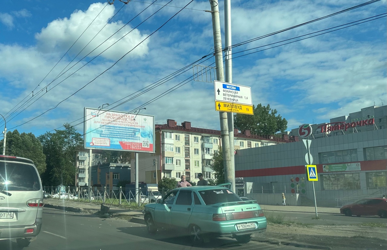 В Фокинском районе Брянска на путепроводе ВАЗ 21010 столкнулся с фурой