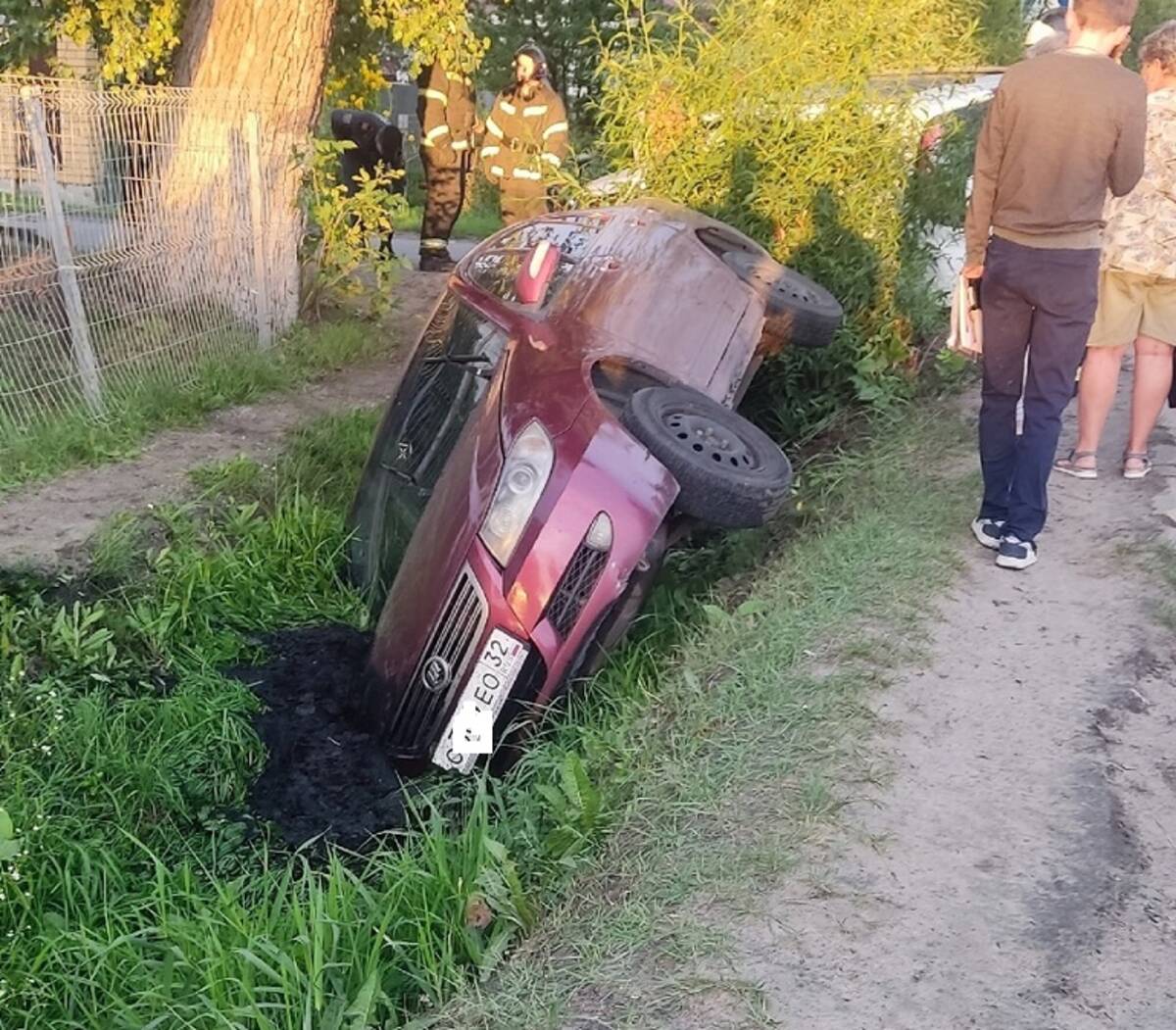В Брянске попавшая в ДТП с двумя авто иномарка угодила в канаву