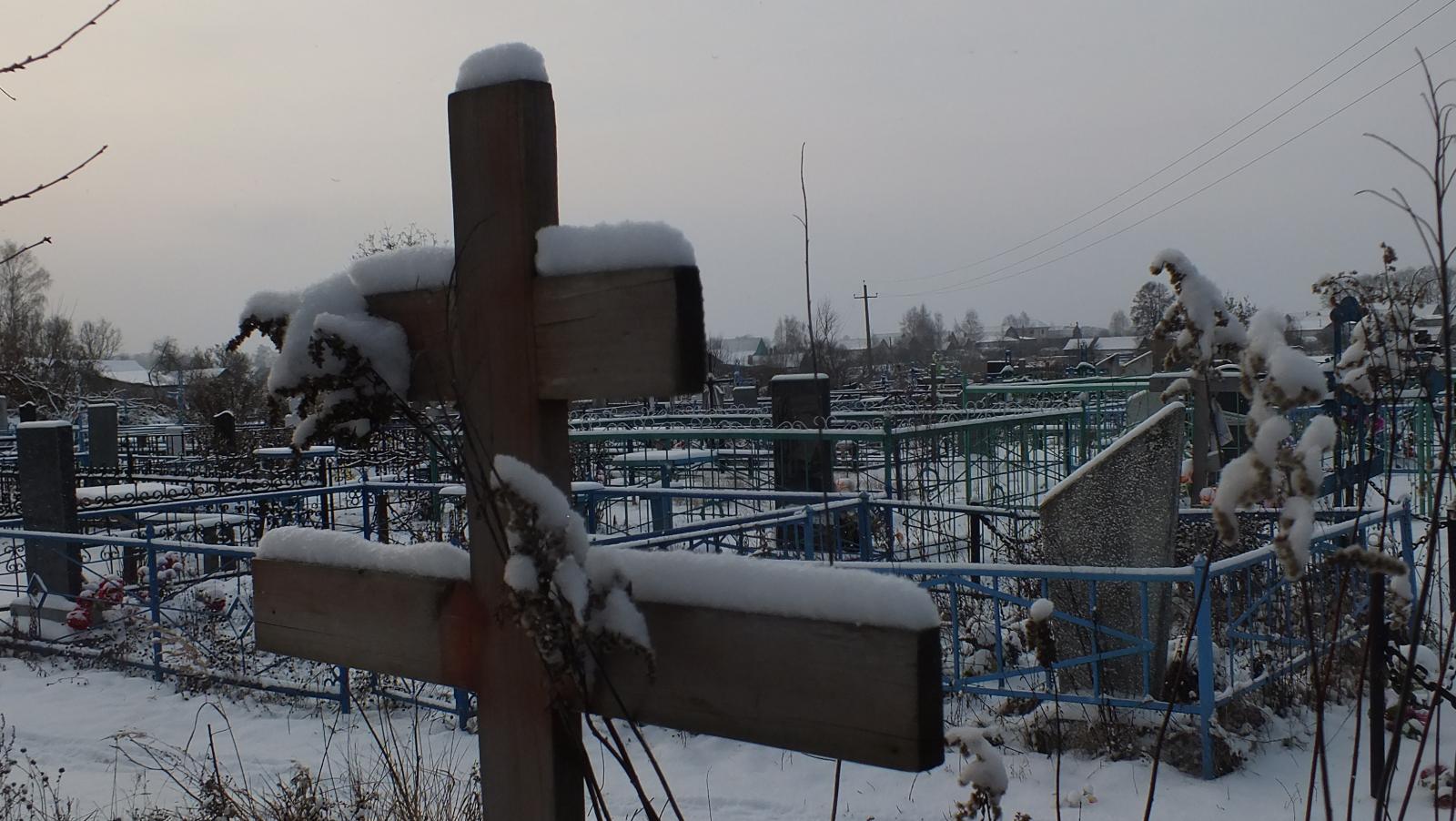 На Зубовском кладбище в Клинцах пьяные совершеннолетние хулиганы устроили дискотеку