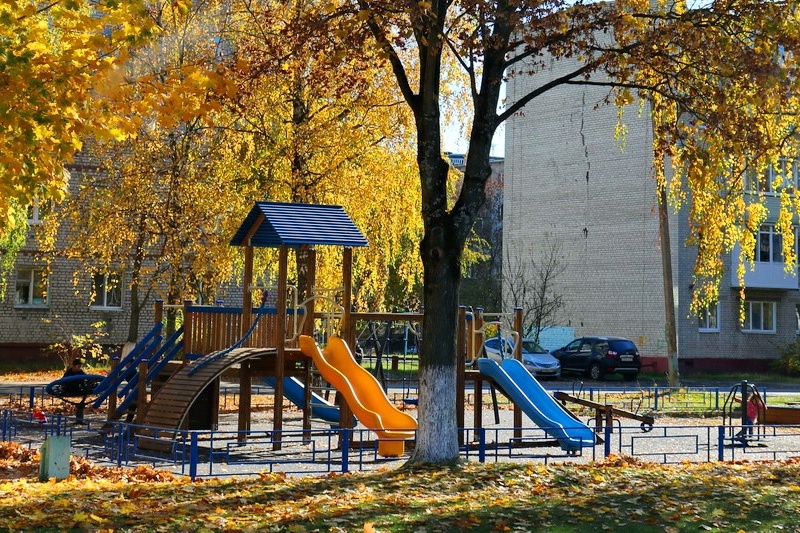 В Клинцовском районе установят две детские площадки и отремонтируют три памятника