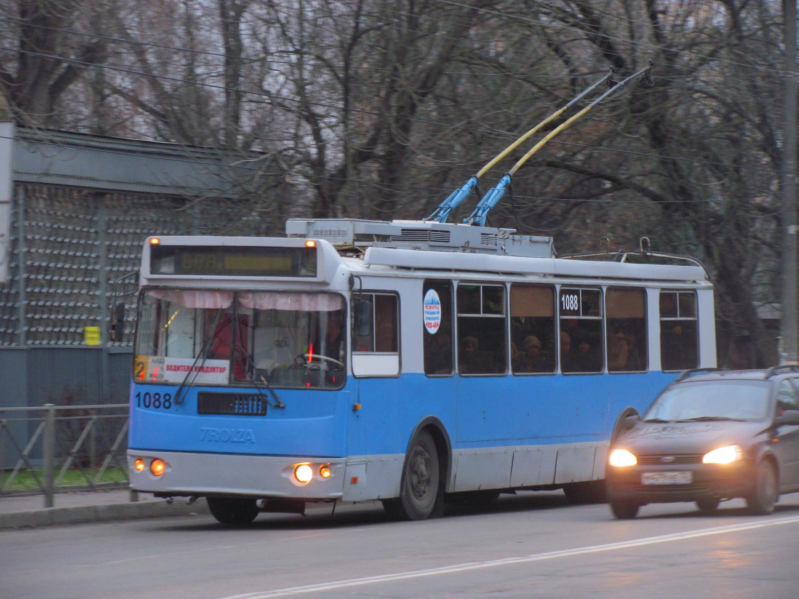 Водителей троллейбусов в Брянске начали привлекать зарплатой в 64 тысячи рублей