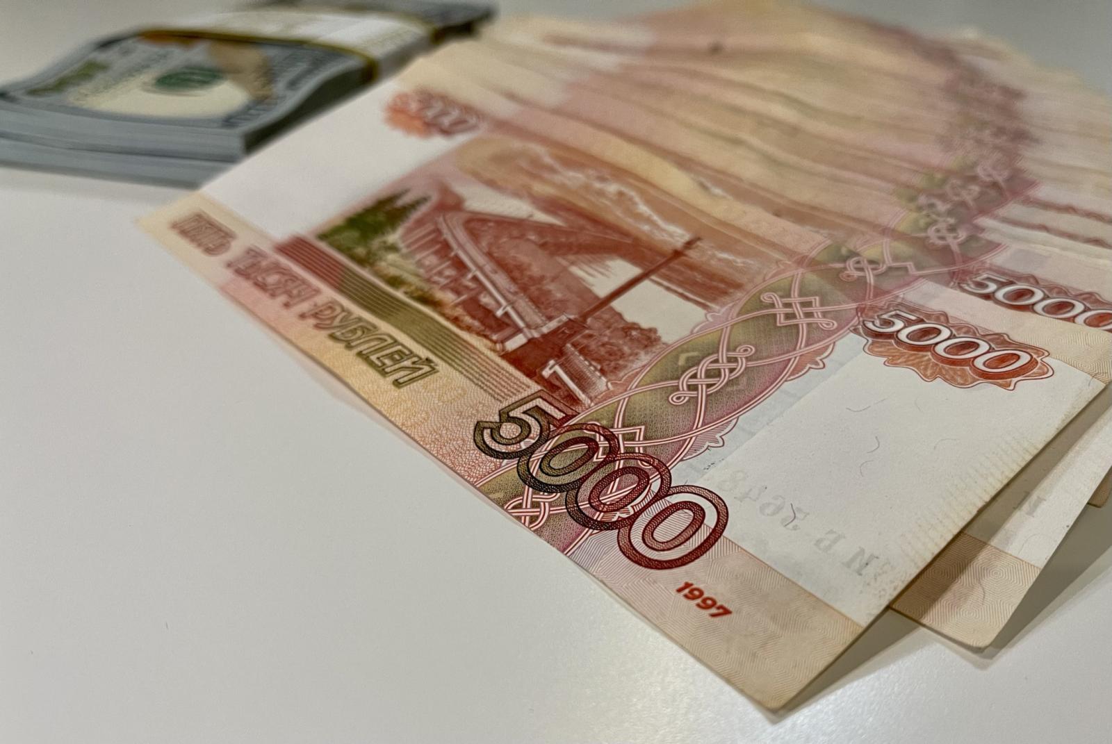 51-летняя жительница Брянской области обманом получила 1,7 млн рублей