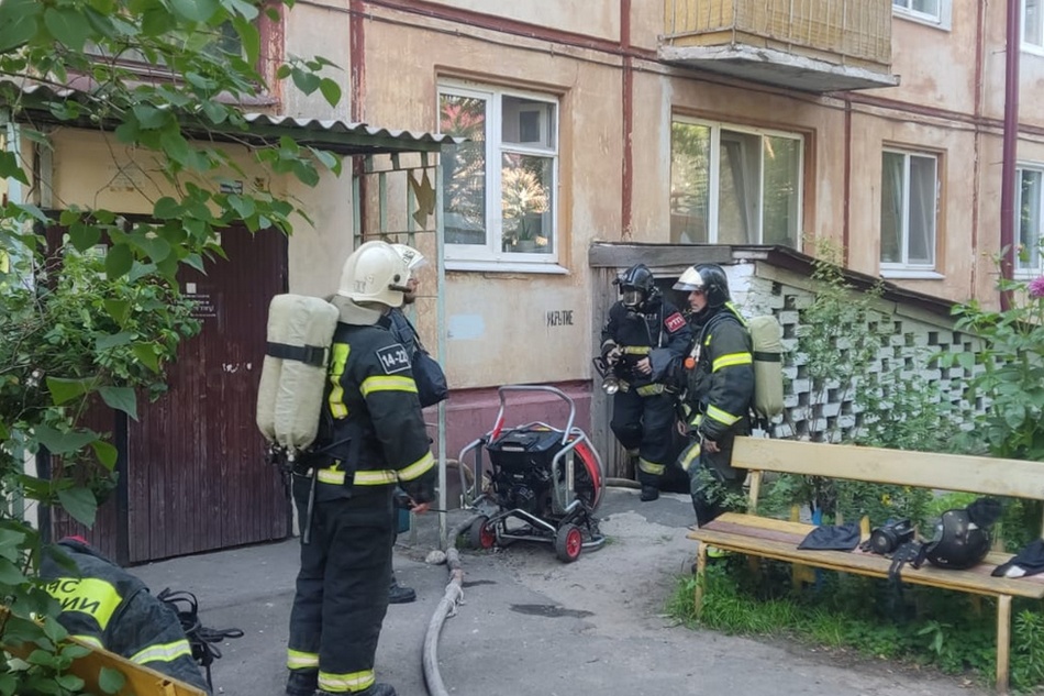 Из горевшей многоэтажки в Брянске эвакуировали 7 жильцов