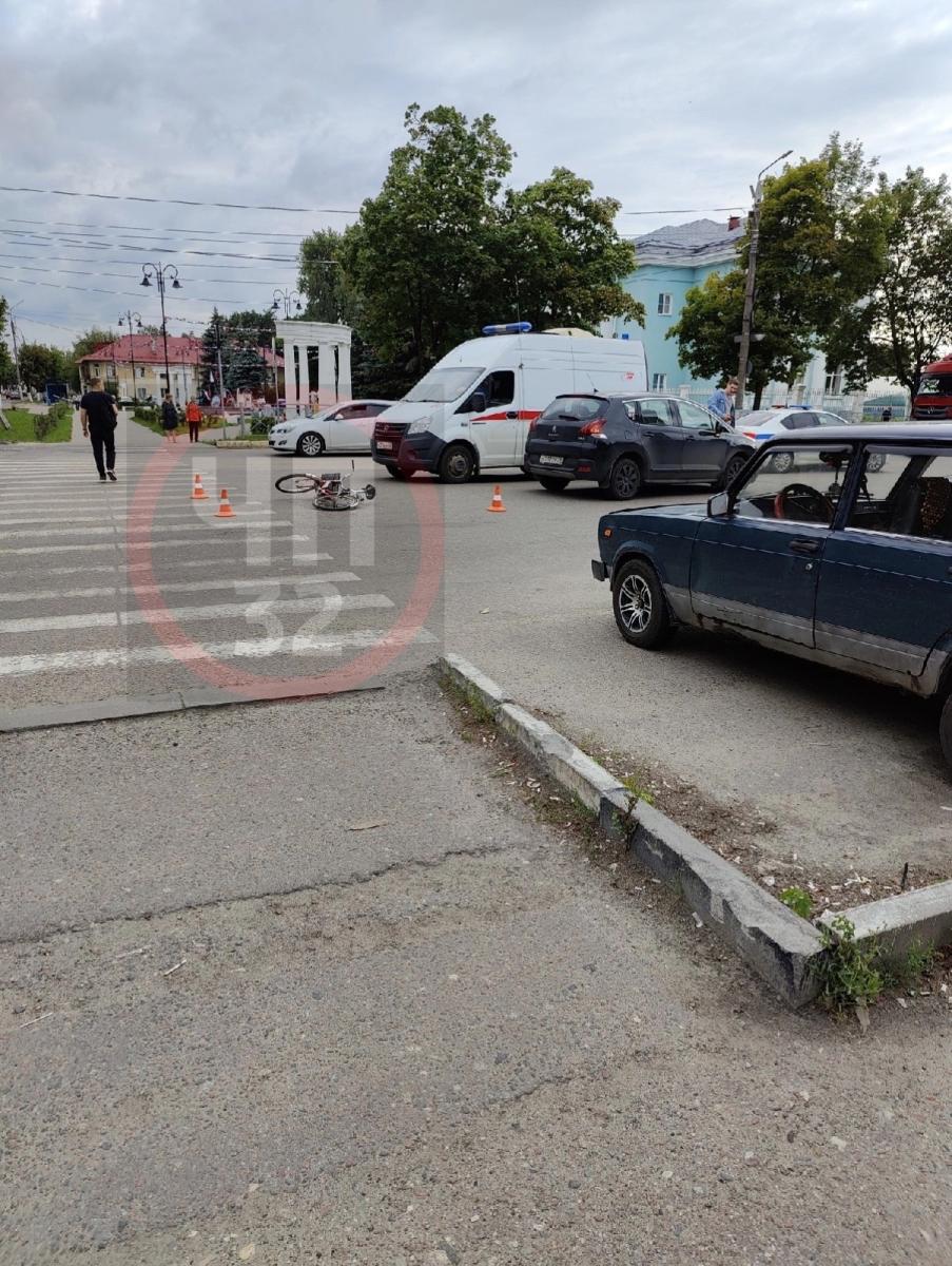 Возле ДК Горького в Брянске сбили велосипедиста
