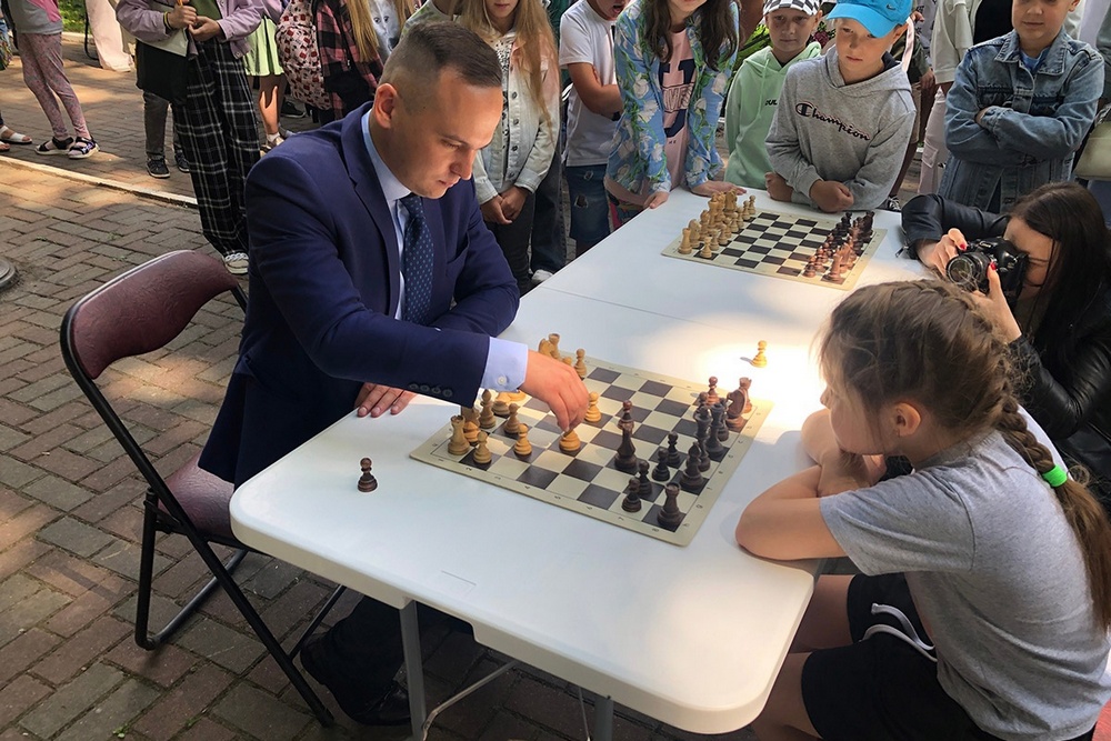 В Брянске 9-летняя чемпионка по шахматам обыграла руководителя Советского района