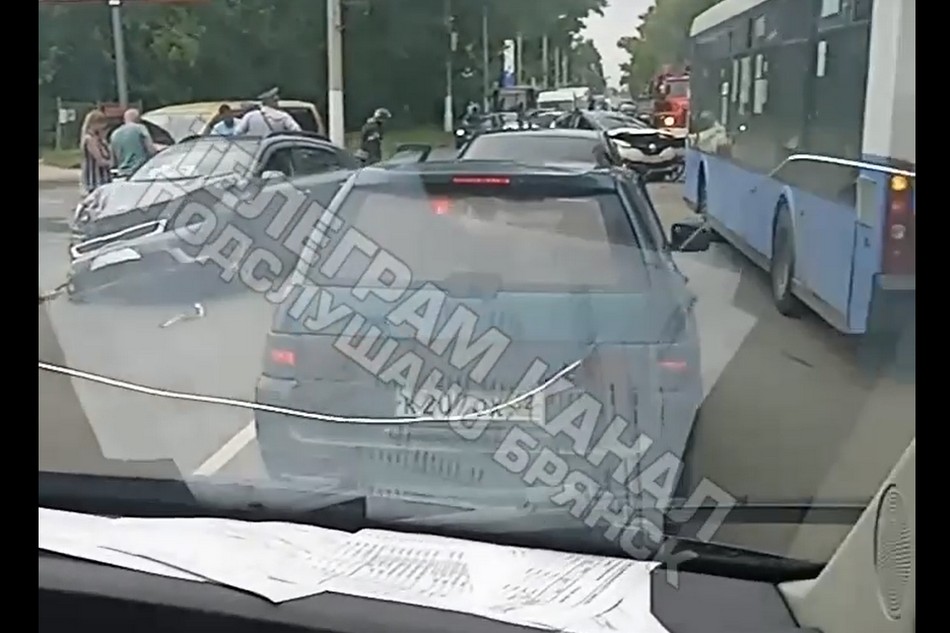 В Брянске причиной пробки в сторону Володарского района стало ДТП на Речном