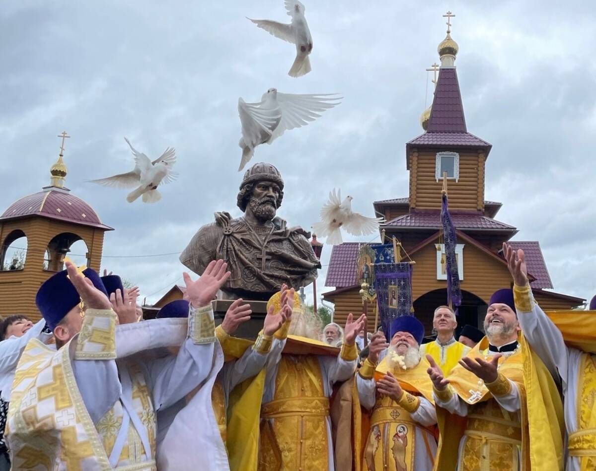 В Брянске в День Крещения Руси открыли памятник князю Владимиру