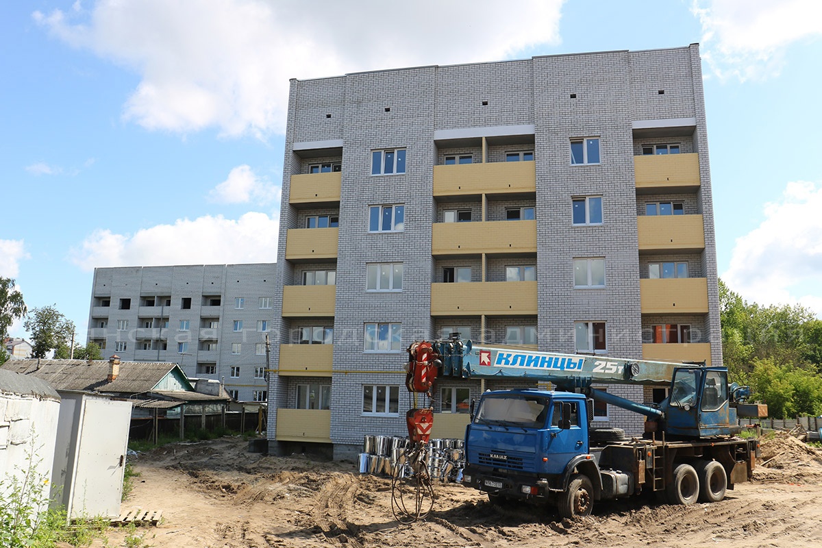 В Брянске с опережением графика строят дом для переселенцев в Бежицком районе