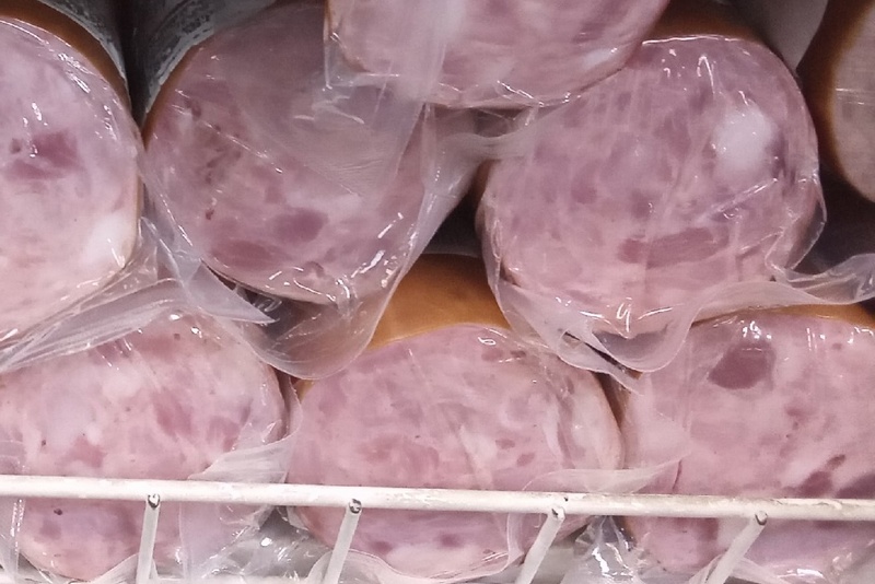 Рост цен заставляет производителей добавлять свинину в колбасу вместо курятины