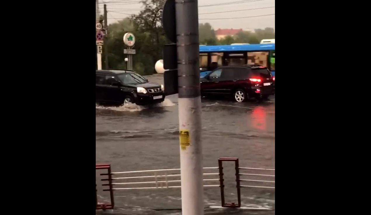 В Брянске из-за дождя ушла под воду дорога в Советском районе