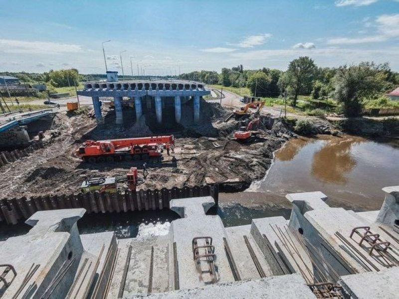 На дне Десны у Славянского моста строители обнаружили бревна и снаряд