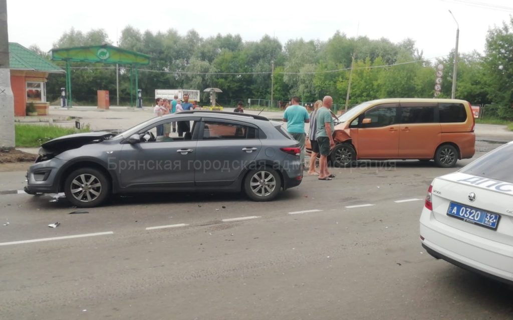 В массовом ДТП на улице Калинина в Брянске пострадал полуторагодовалый ребенок