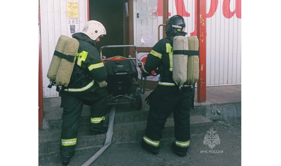 В Брянске потушили пожар в магазине «Красное и Белое»