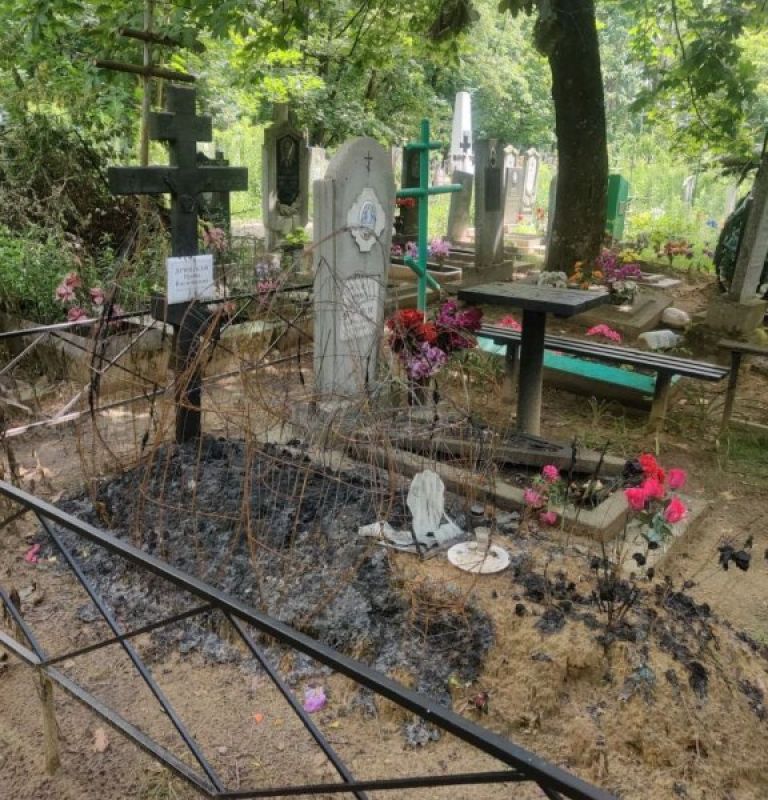 На печально известном кладбище в Клинцах сгорела могила