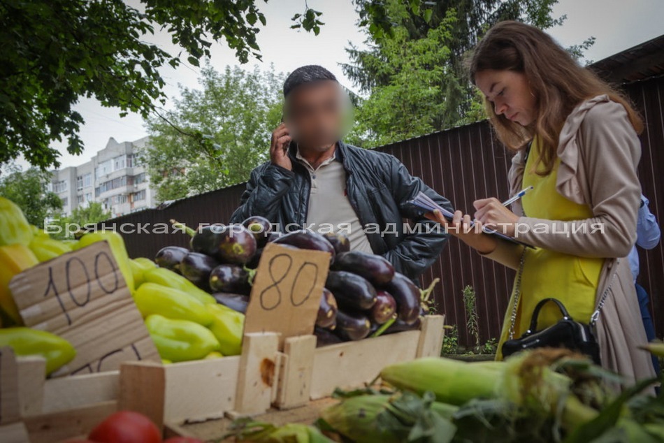 В Бежицком районе Брянска прогнали уличных торговцев овощами и фруктами