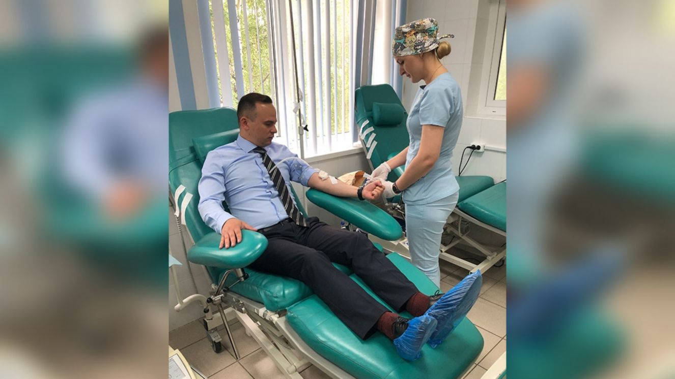 Глава администрации Советского района в Брянске Денис Семёнов стал донором крови