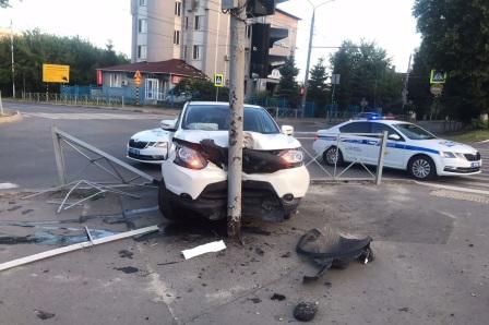 В Советском районе Брянска 24-летняя водительница врезалась в светофор