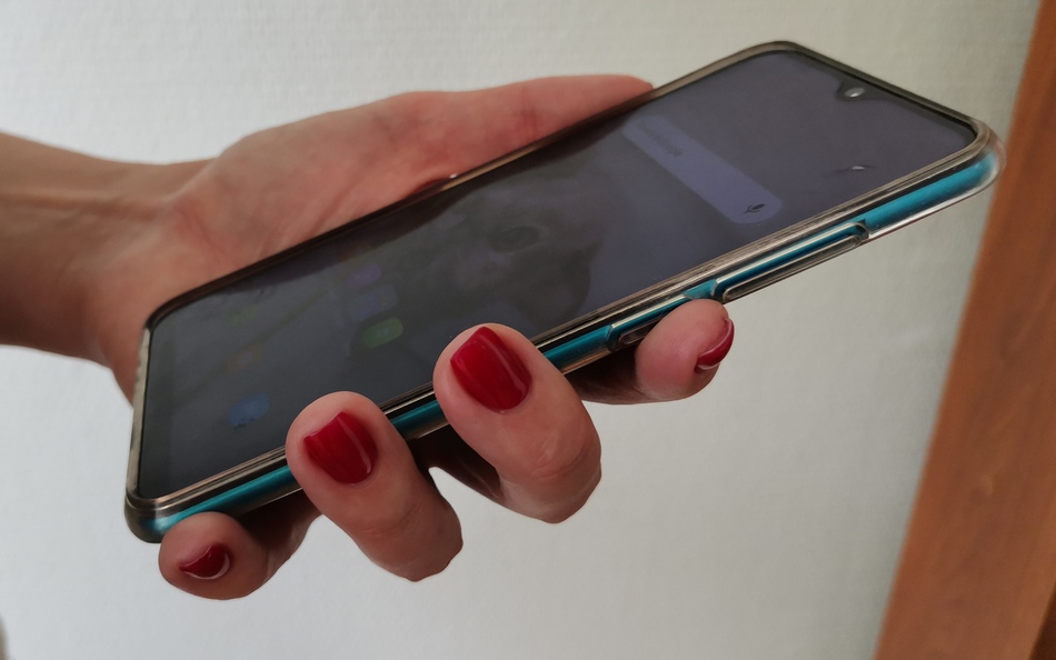 22-летняя жительница Брянска украла у рабочего мобильник