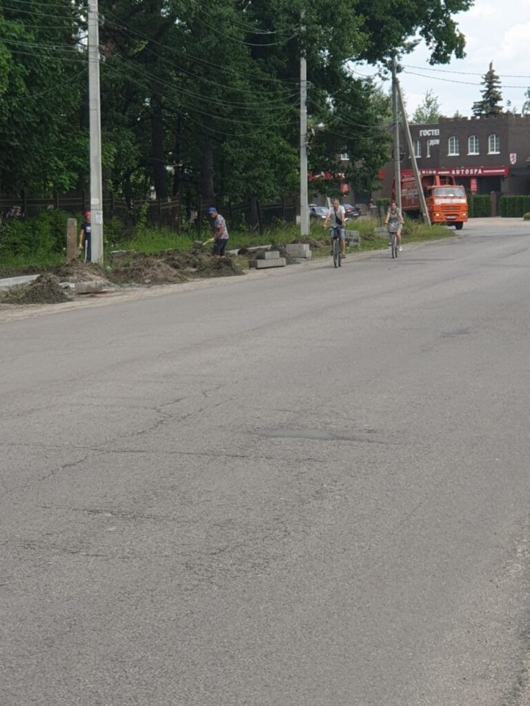Подрядчик в Брянске не торопится ремонтировать дорогу на улице Почтовой