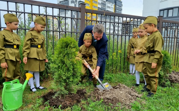В брянском детском саду посадили памятные деревья