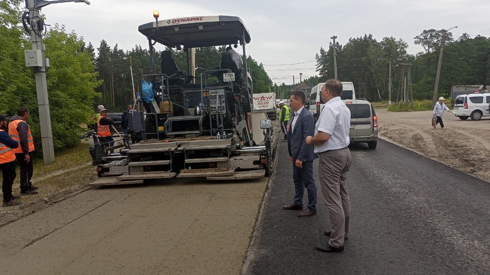 В городе Брянске ведется ремонт дороги на улице Снежетьский Вал
