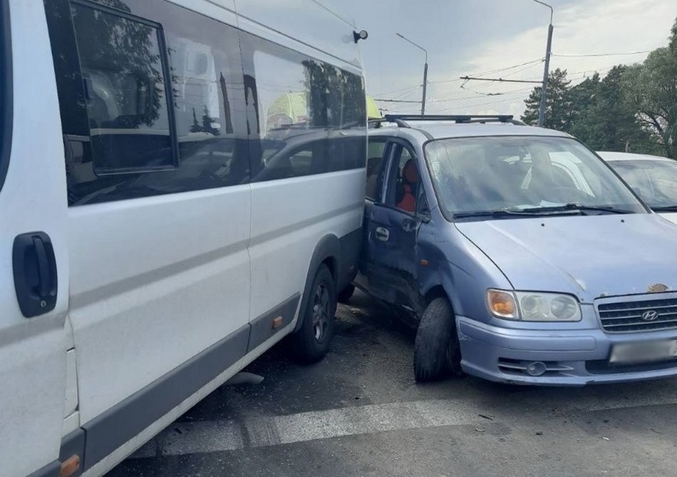 В ДТП с маршруткой №34 в Брянске пострадали восемь человек