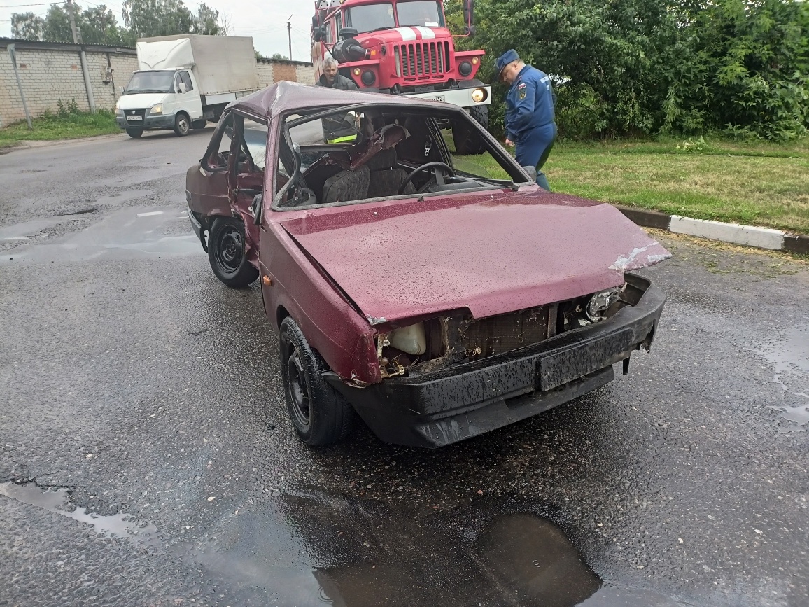 ВАЗ с молодежью попал в страшную аварию в Стародубе — ранены четыре подростка