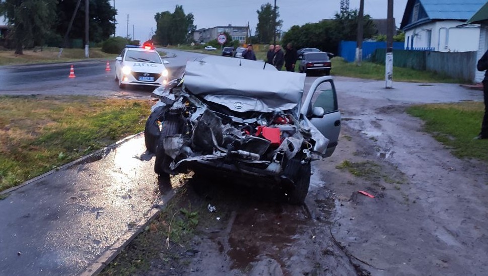 В Локте 37-летний автомобилист врезался в КамАЗ с полуприцепом