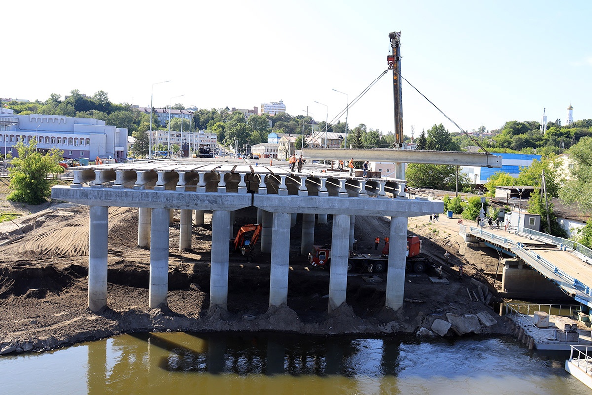 В Брянске на 270-метровом Славянском мосту рабочим осталось закрыть два пролета
