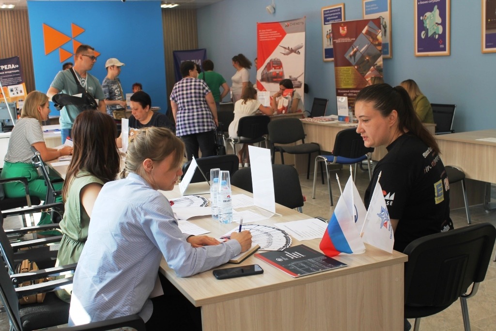 Брянский автомобильный завод предложил жителям Брянска более 30 вакансий на ярмарке трудоустройства