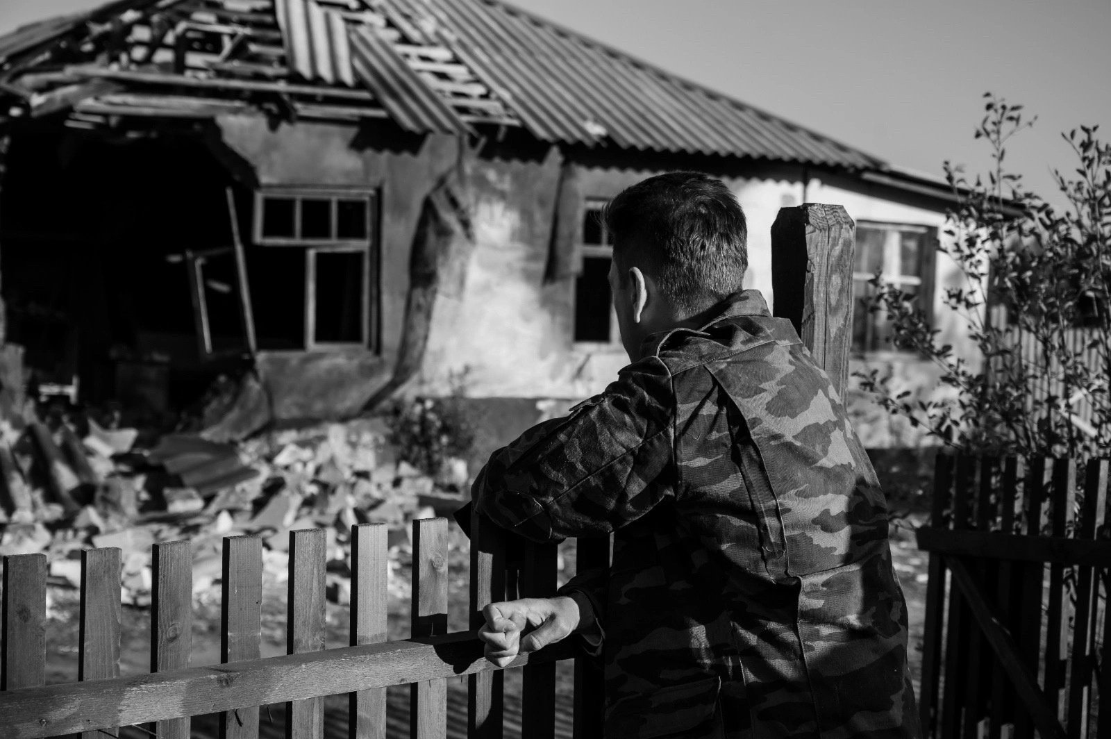 Брянский актер Антон Шагин поделился фотографиями со съемок фильма о Донбассе