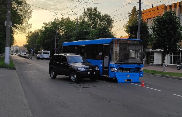 66-летняя пассажирка автобуса госпитализирована после ДТП в Брянске