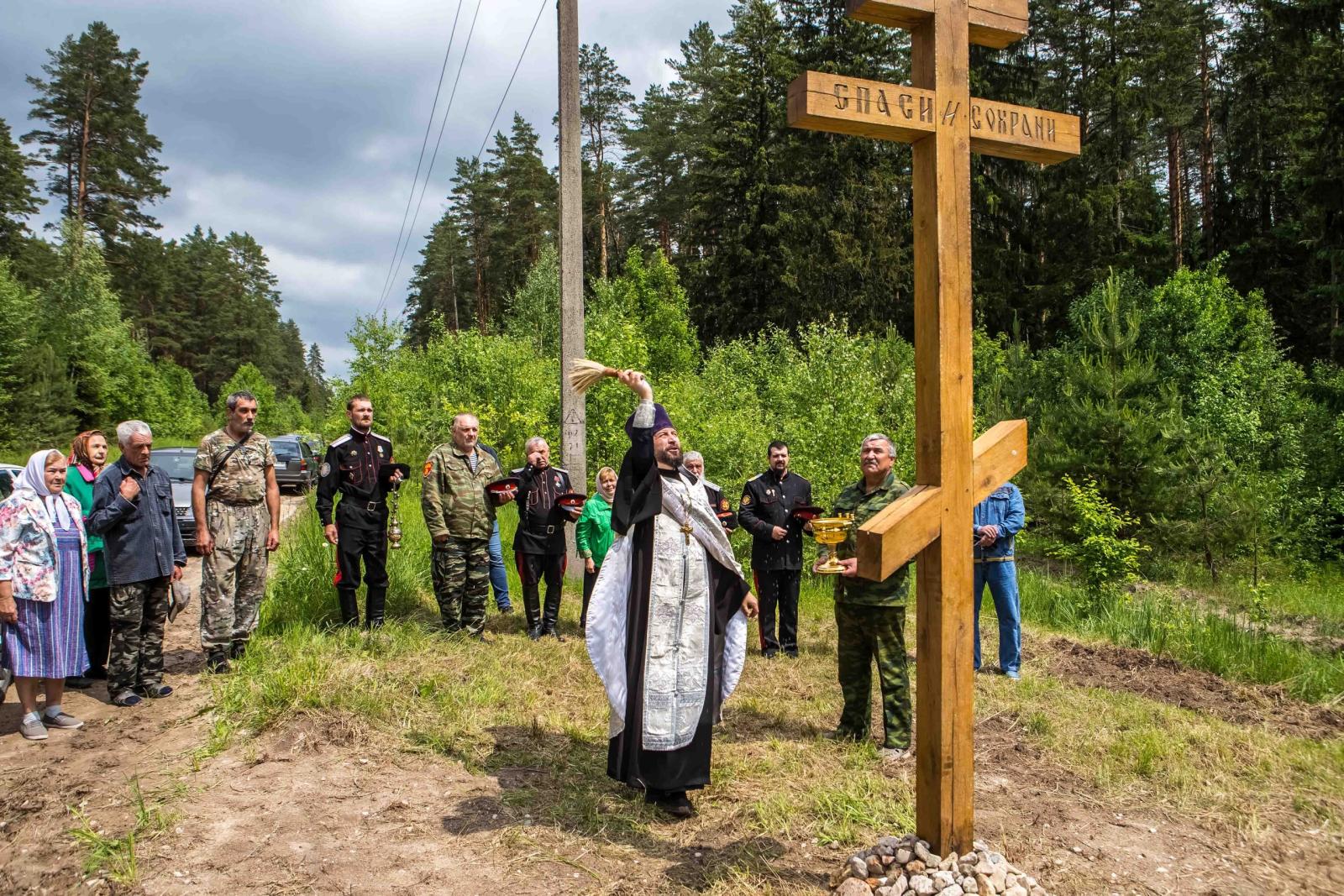 В Брянской области был освящен поклонный крест у дороги Дятьково - Псурь